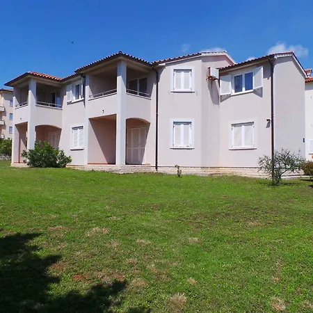 1 Apartment *